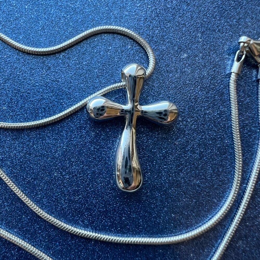 🌸 STERLING SILVER CROSS & CHAIN